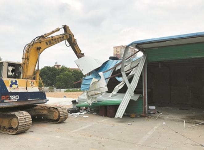 阻塞消防通道，团结湖城管队拆违建房建停车场