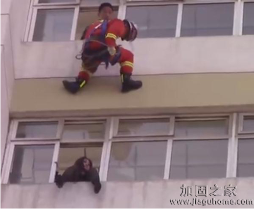 从美女高中生跳楼被及时踹回考虑该楼的房屋结构加固问题