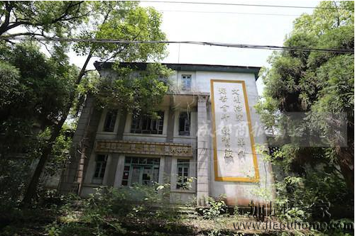 位于成都龙泉驿区青台山路附近的一所废弃医院需要进行房屋加固改造