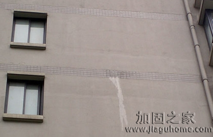 学校大楼外墙出现渗水情况该如何处理？