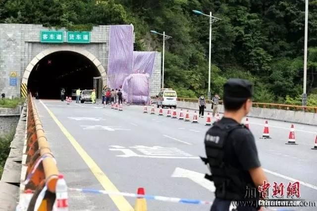 陕西大巴事故，隧道入口的设计引发了争议……