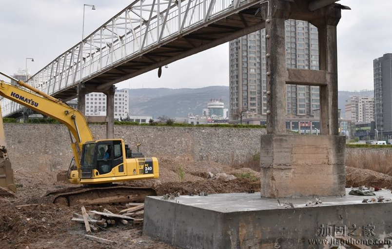 4岁女童被埋施工路面,加固施工安全事关重大