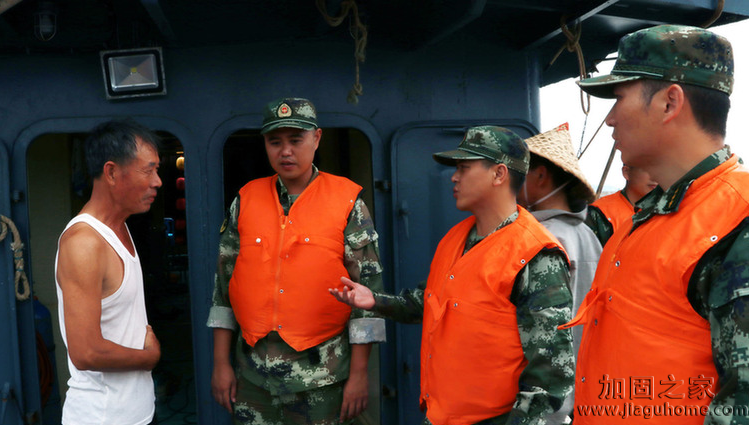 潮州边防官兵登上渔船，引导渔民提前避台风