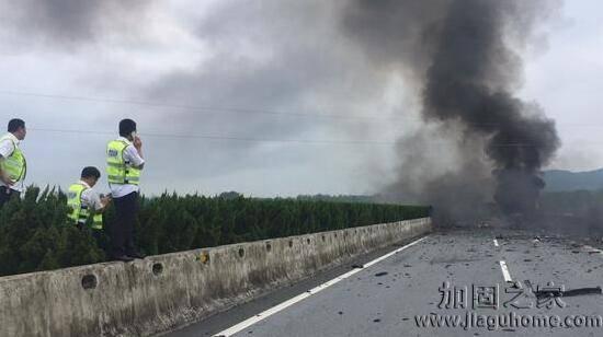 沪蓉高速货车起火造成化工污染，高速路护栏受损严重