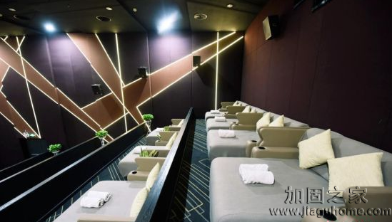 普通电影院通过结构加固改造变床厅