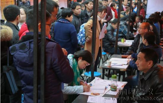 在武汉市纳杰人才市场招聘会上，挤满了前来应聘的求职者。