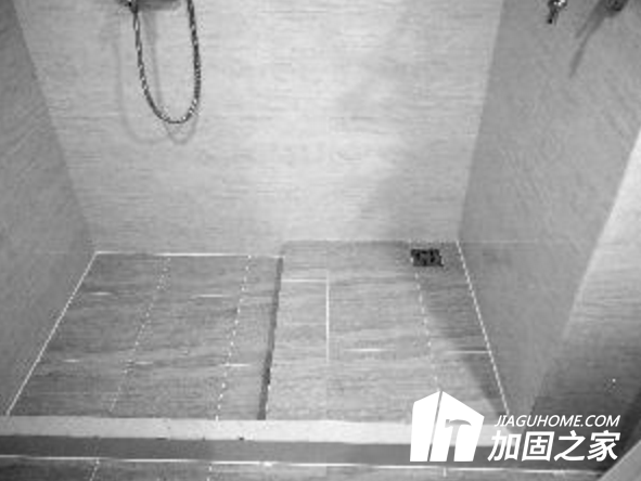 杨女士家沐浴区隔挡处高于卫生间整体平面十厘米