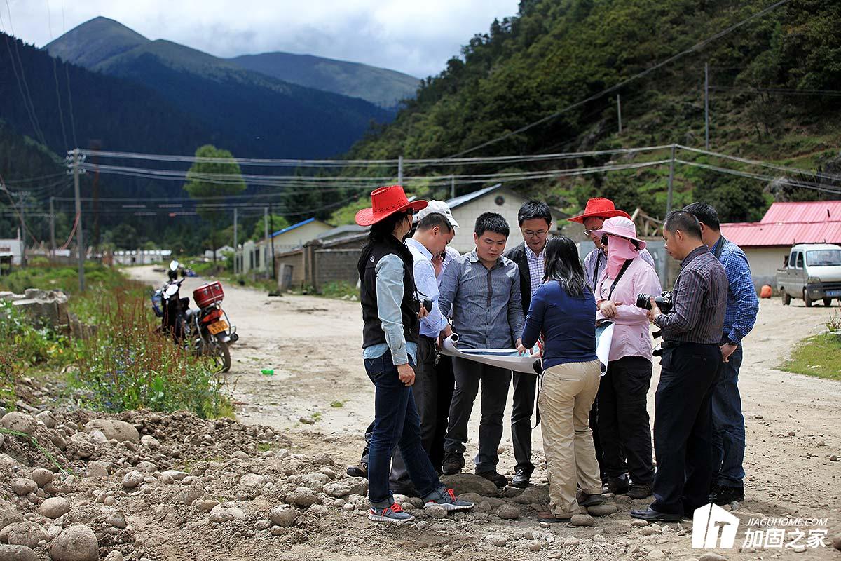 长期坚持援藏援疆、精准扶贫，图为驻藏技术人员开展实地调研