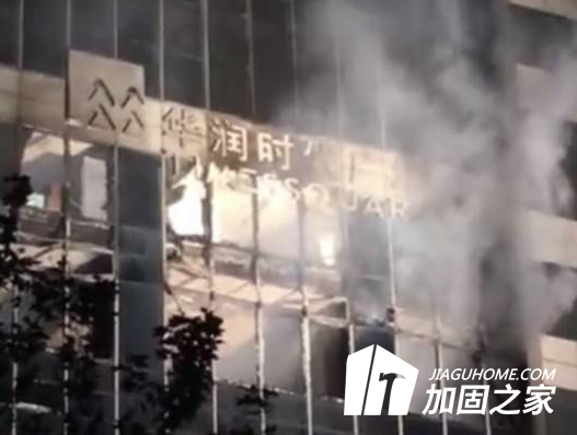 上海浦东一商务楼起火现场