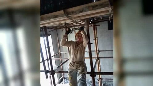 建筑工地木工师傅在加固梁低拆顶板模