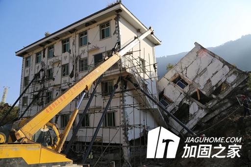 北川县政府办公楼遗址做加固施工工程