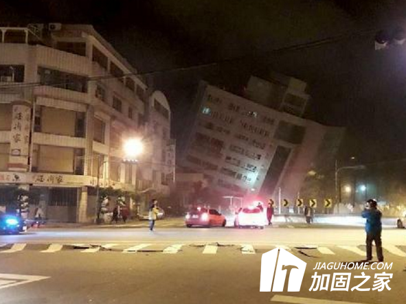 地震导致建筑倒塌倾斜