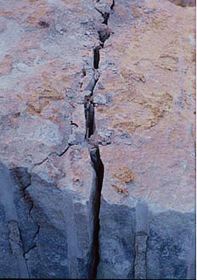 岩石胀裂的裂缝.jpg