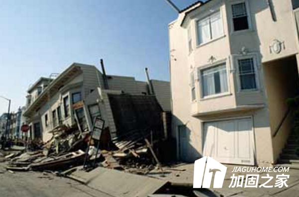 地震发生后房屋倾斜