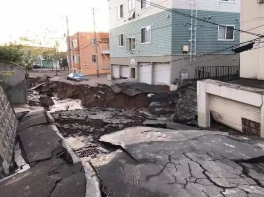 札幌市道路出现土壤液化现象，造成路面塌陷