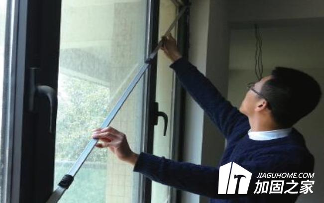 当房屋出现安全问题时，房屋安全责任人应该负哪些责任？