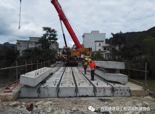 工人正在进行跨吊装作业