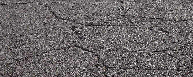 哪些原因导致道路出现裂缝?