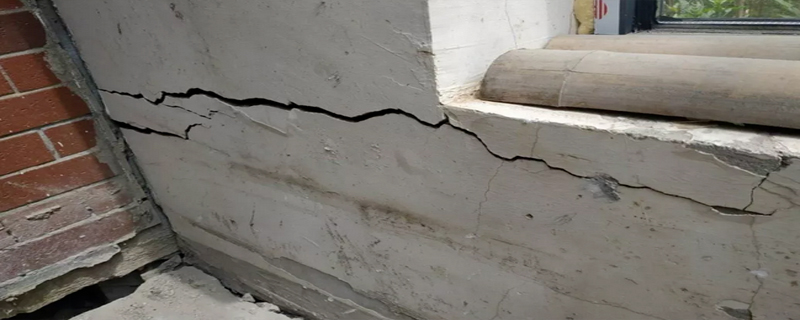 自建房的地基下沉引起墙壁产生裂缝要怎么处理?