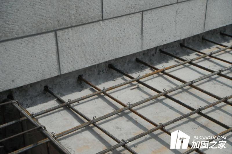 采用现浇钢筋混凝土梁加固楼板的方法