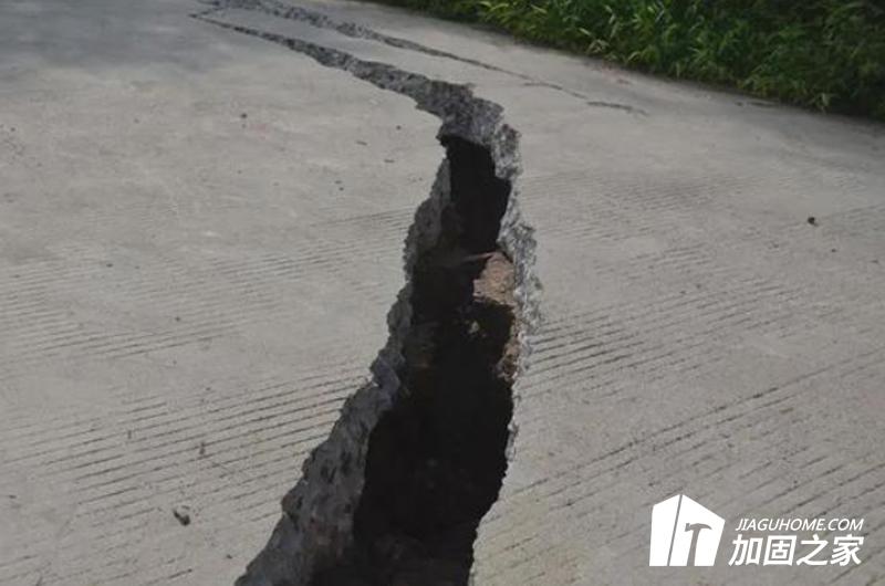 水泥混凝土路面使用期开裂、断板原因