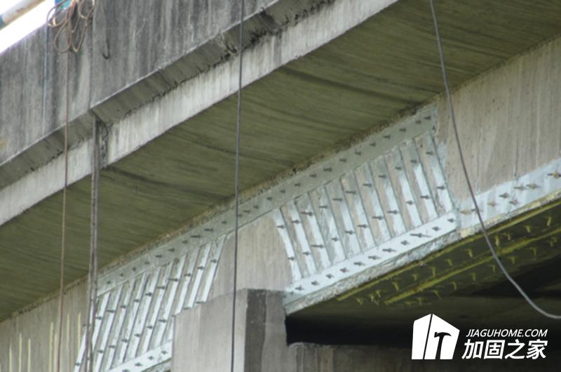 在修补桥梁裂缝时，需要提前做好哪几项工作?