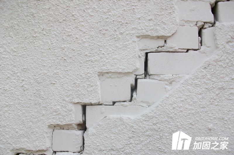 墙面裂缝找准原因，做好加固修补
