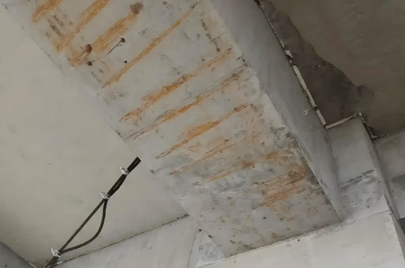 梁底露钢筋