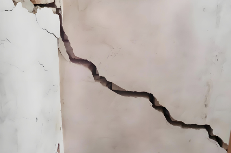 由于地基不均匀沉降而引起的裂缝