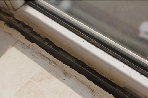 1767506242639928.jpg 窗框开裂.jpg