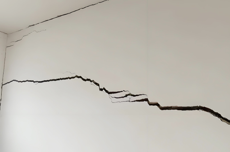 房屋下沉墙体开裂