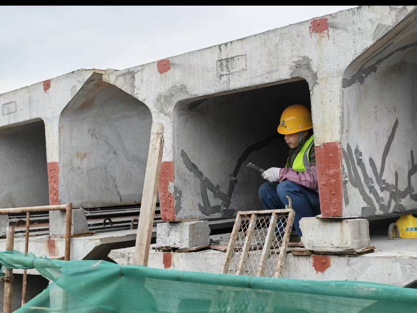 九畅生产厂房预制混凝土双T板裂缝治理工程施工案例总结